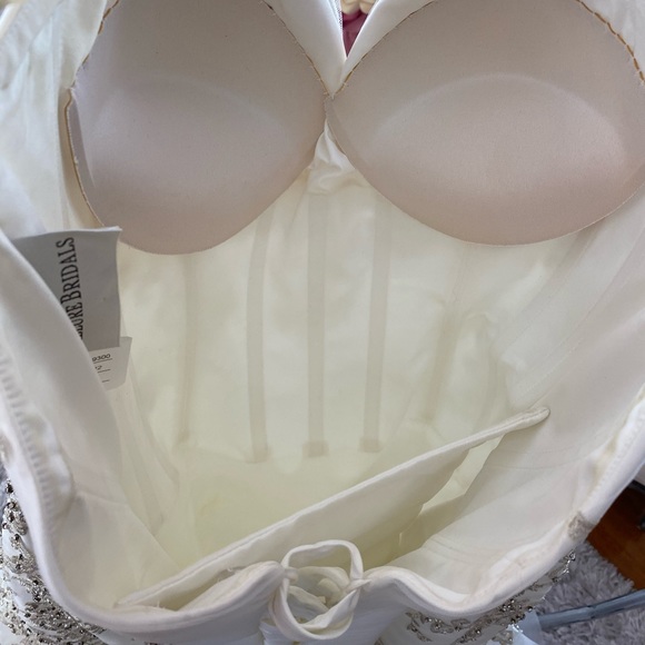 Allure Bridals 9300 wedding dress in ivory/silver - Picture 12 of 16